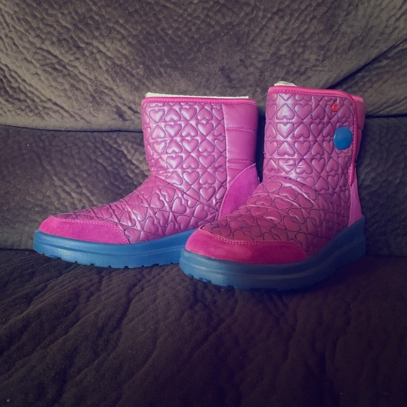 Cute & comfy I ❤️ UGG boots, women’s size 7, brand new never worn - Picture 1 of 3
